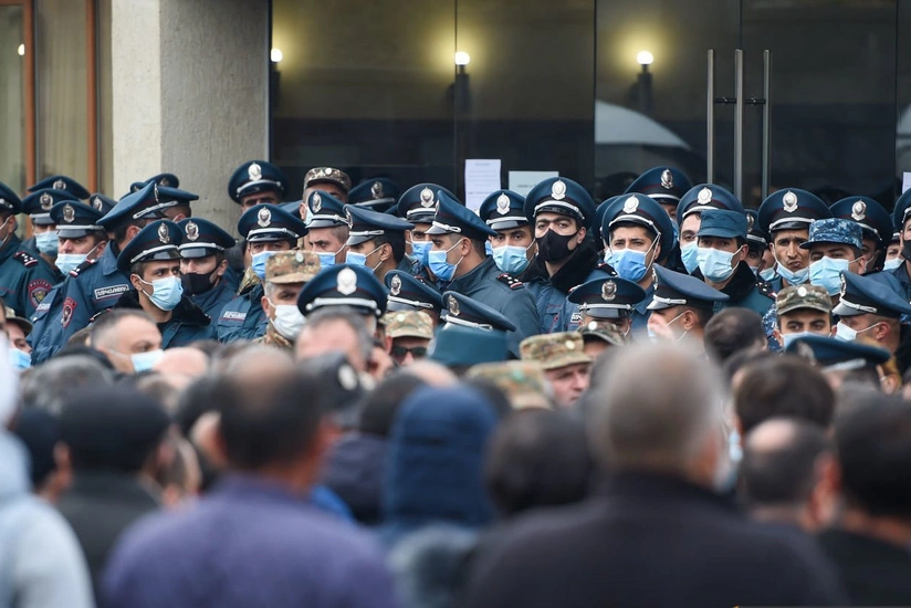 Erməni əsgərlərin qohumları Yerevan-Gümrü dəmir yolunu bağlayıb