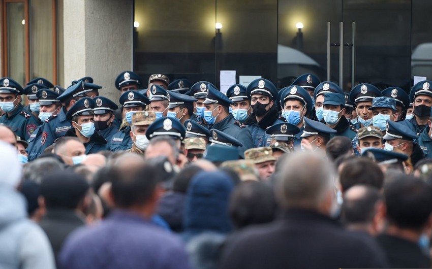Relatives of missing Armenian soldiers block Yerevan-Gyumri railway