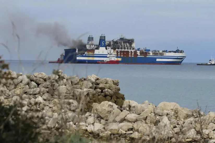 Британские ВМС сообщили о пожаре на борту атакованного у берегов Йемена судна