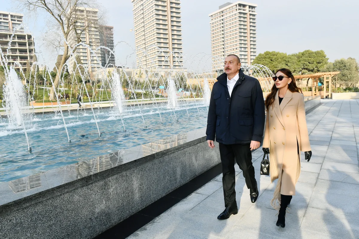 Prezident və birinci xanım Nizami Gəncəvi parkında yenidənqurmadan sonra yaradılan şəraitlə tanış olublar