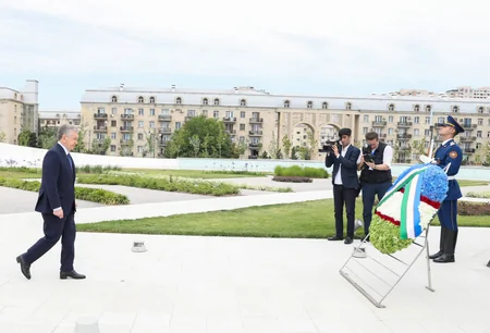 Uzbekistani President pays tribute to National Leader Heydar Aliyev