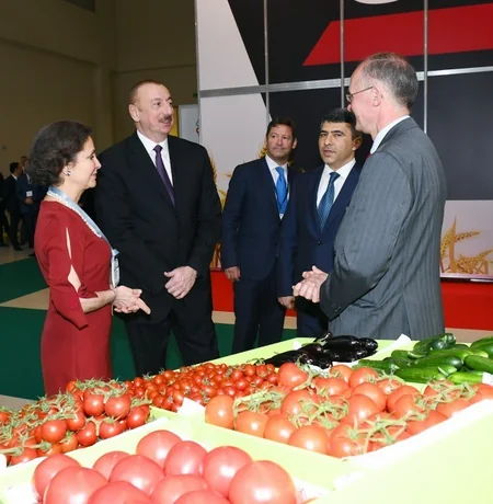 Prezident İlham Əliyev XXV Azərbaycan Beynəlxalq Qida Sənayesi və XIII Azərbaycan Beynəlxalq Kənd Təsərrüfatı sərgiləri ilə tanış olub - YENİLƏNİB