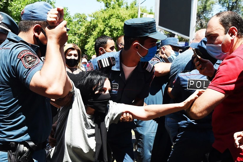 Paşinyanın tərəfdarları ilə müxalif partiyanın üzvləri arasında dava olub