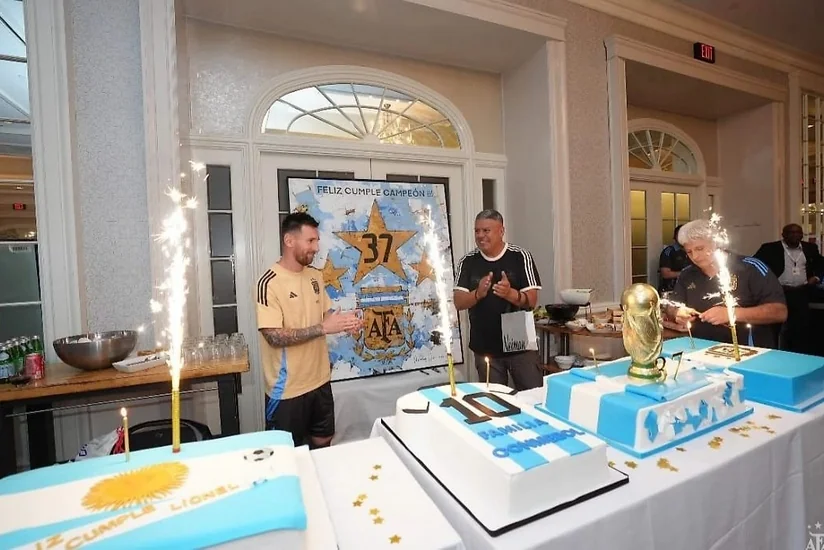 Messi doğum günündə pərəstişkarlarını torta qonaq edib