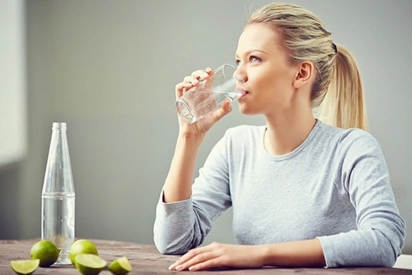 Acqarına su içmənin 10 vacib faydası var