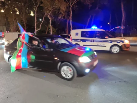 В Баку празднуют победу Азербайджана над Арменией