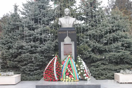 Buxarestdə ümummilli lider Heydər Əliyevin xatirəsi anılıb - FOTO
