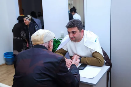 West Hospitalın həkimləri sosial xidmət müəssisəsinin sakinlərini müayinə edib