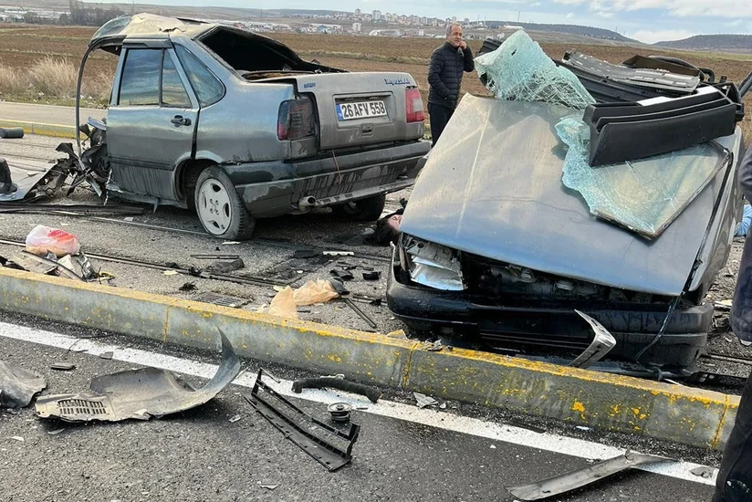Türkiyədə ağır yol qəzasında avtomobil iki yerə bölünüb, ölən və yaralananlar var