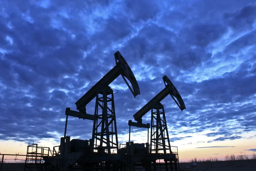 Oil prices continue to fall amid growth of reserves in US