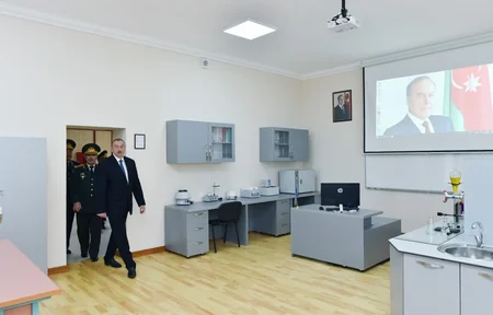 Prezident İlham Əliyev Cəmşid Naxçıvanski adına Hərbi Liseydə yenidənqurma işlərindən sonra yaradılan şəraitlə tanış olub - YENİLƏNİB - FOTO