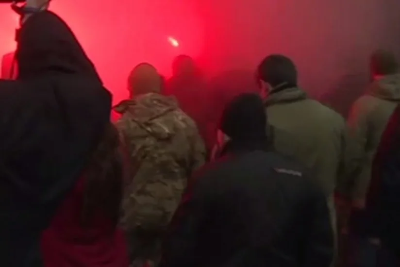 В Одессе активисты окружили мэрию и зажгли шины