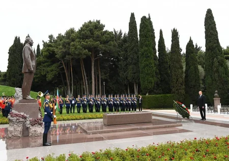 Azərbaycan Prezidenti ümummilli lider Heydər Əliyevin məzarını ziyarət edib - FOTO - YENİLƏNİB