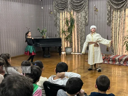 Tbilisidə “BEEZ” Uşaq Teatrı “Tıq-Tıq xanım” tamaşasının premyerasını keçirib