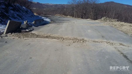 Xızıda torpaq sürüşməsi baş verib, yol çöküb - FOTO