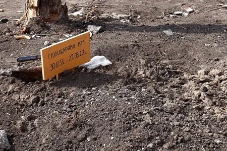 В Мариуполе жители хоронят своих родственников на улицах