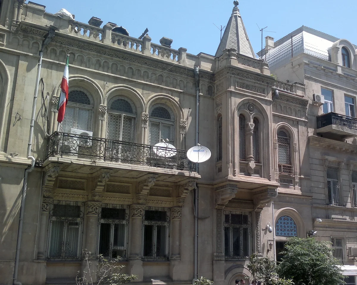 В посольстве Ирана в Азербайджане приспущен флаг