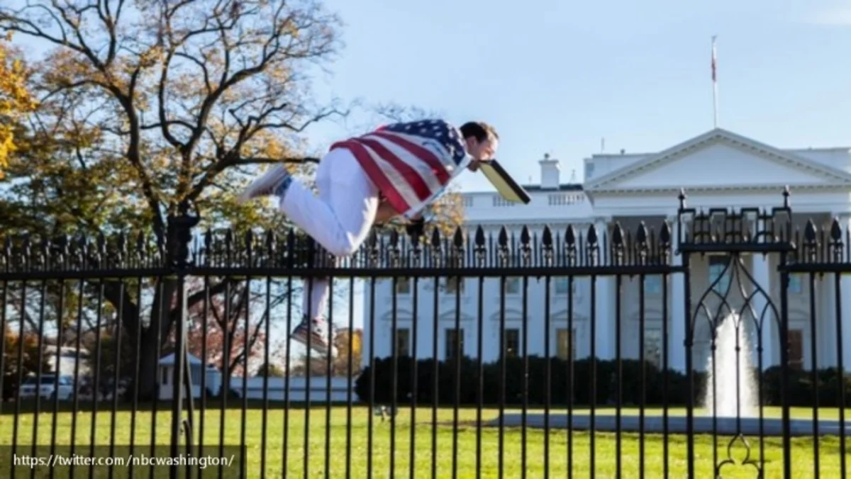 Мужчина с флагом США попытался перелезть через ограду Белого дома