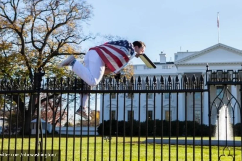 Мужчина с флагом США попытался перелезть через ограду Белого дома