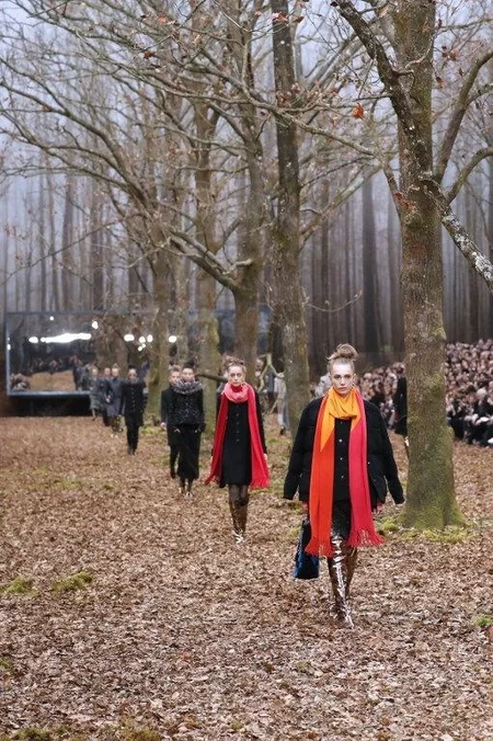 “Chanel”in süni meşə dekorasiyası etirazlara səbəb olub