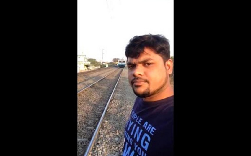 Blogeri selfi çəkən zaman qatar vurub - VİDEO