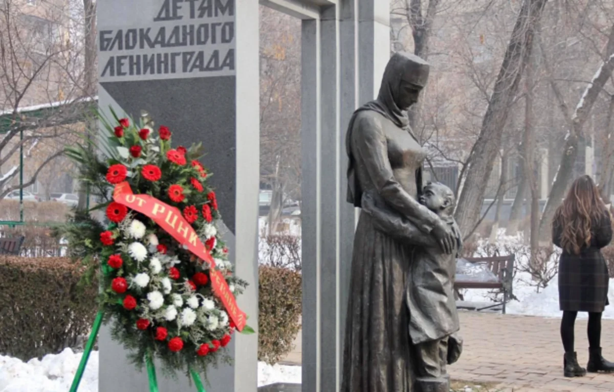 Осквернившему памятник детям блокадного Ленинграда в Ереване предъявлено обвинение