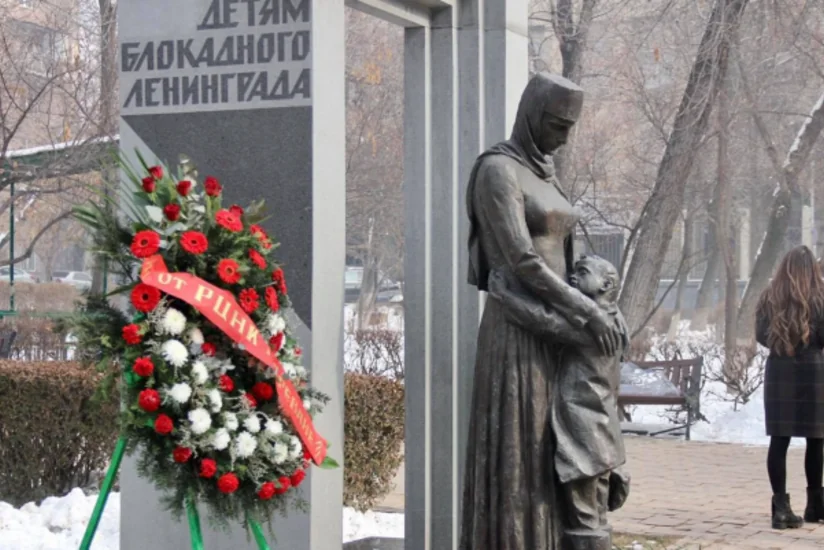 Осквернившему памятник детям блокадного Ленинграда в Ереване предъявлено обвинение