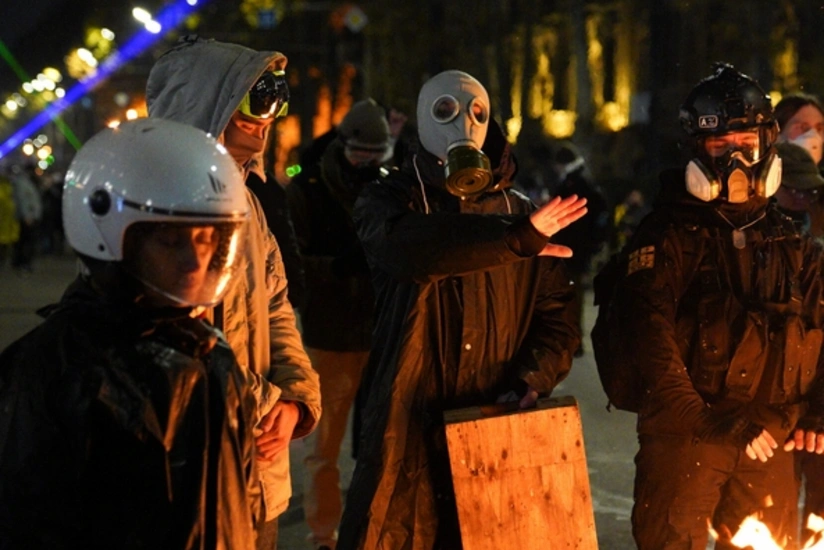 Georgian parliament bans masks at rallies