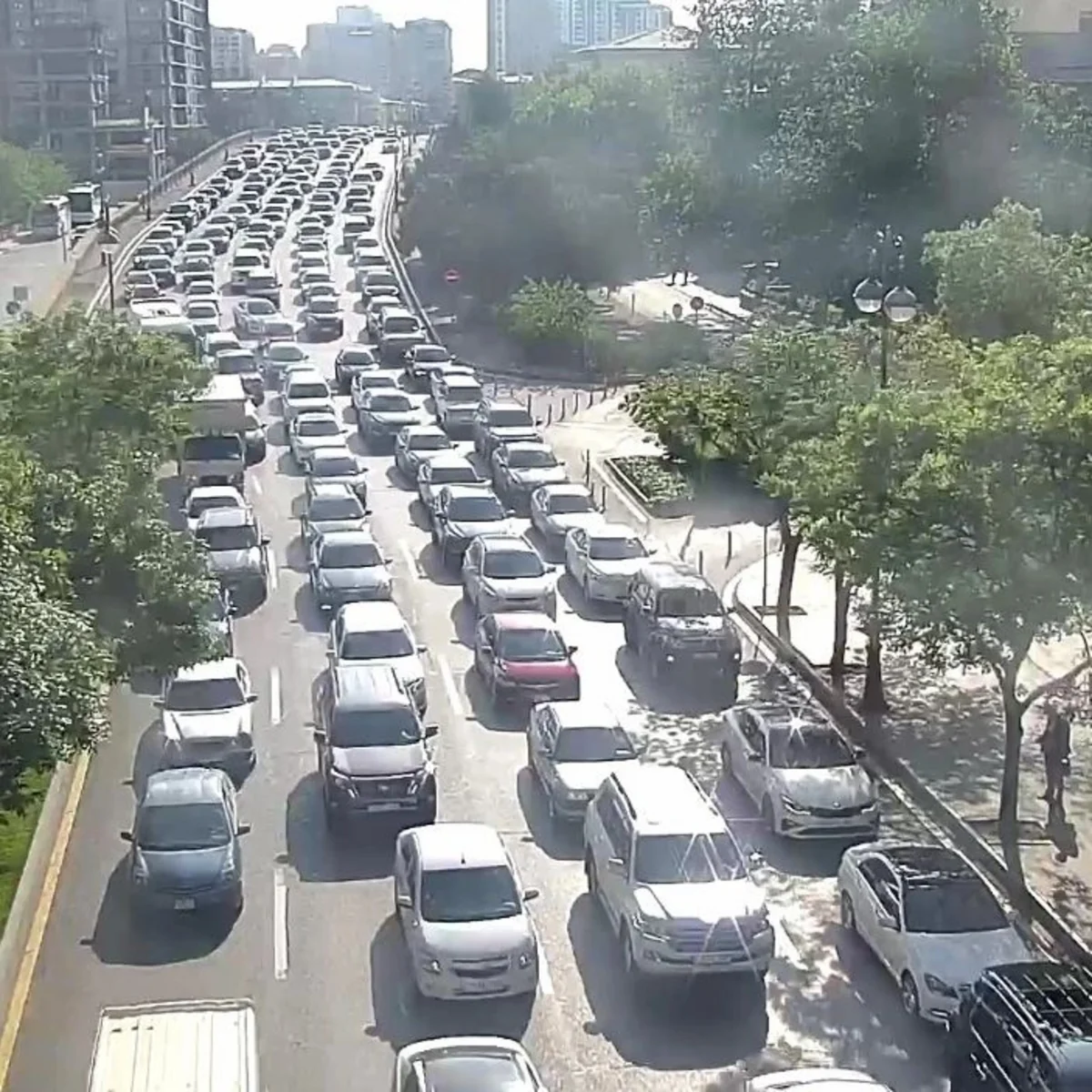 Bakının bir sıra yollarında tıxac yaranıb - SİYAHI