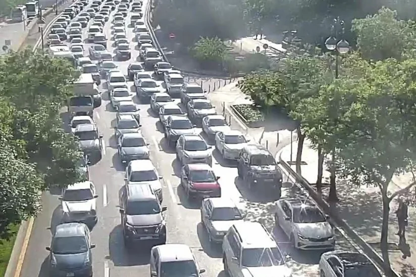Bakının bir sıra yollarında tıxac yaranıb - SİYAHI