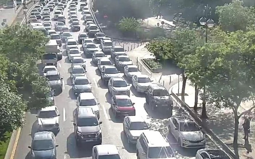Bakının bir sıra yollarında tıxac yaranıb - SİYAHI 