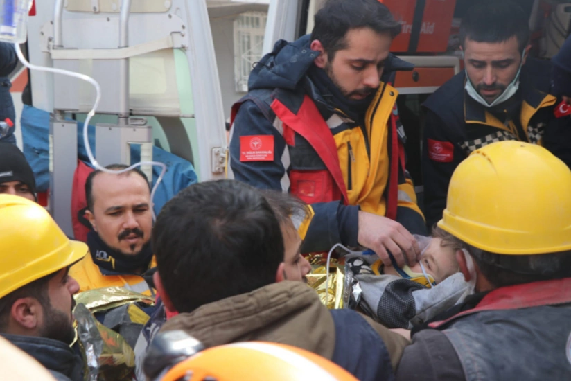 В Диярбакыре спустя 81 час после землетрясения спасли 8-летнего мальчика