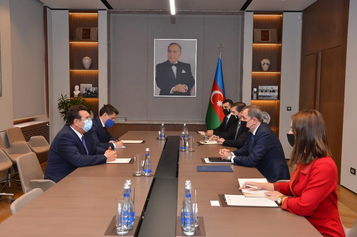 Ceyhun Bayramov Rumıniyanın Azərbaycandakı yeni səfiri ilə görüşüb