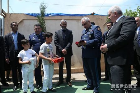 Air Forces Commander presents Azerbaijani flag order to father of martyr Tabriz Musazade - PHOTO