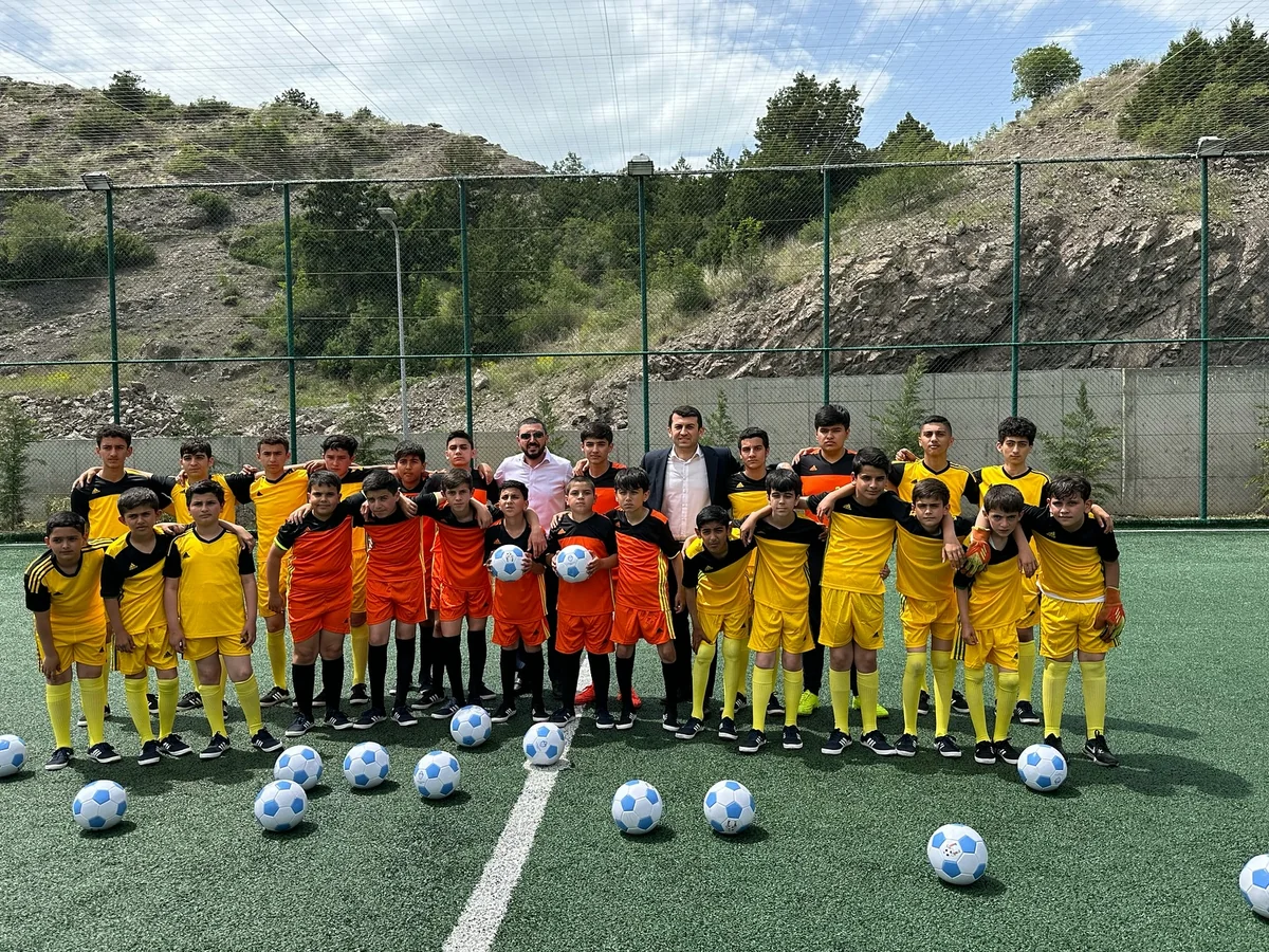 Futbolun İnkişaf Fondu tərəfindən ianə olunan toplar Laçında uşaqlara verilib