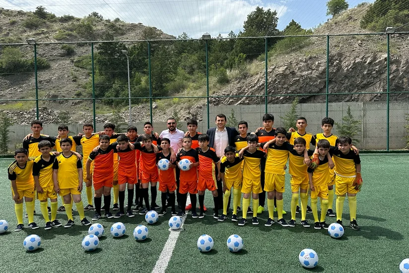 Futbolun İnkişaf Fondu tərəfindən ianə olunan toplar Laçında uşaqlara verilib