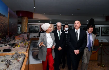 Prezident İlham Əliyev Əlcəzairdə Şəhidlər abidəsini və Milli Mücahidlər Muzeyini ziyarət edib - YENİLƏNİB-3