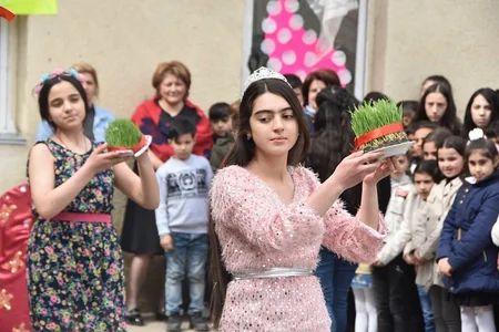 Gürcüstanda nazir müavini azərbaycanlı məktəblilərin Novruz şənliyinə qatılıb