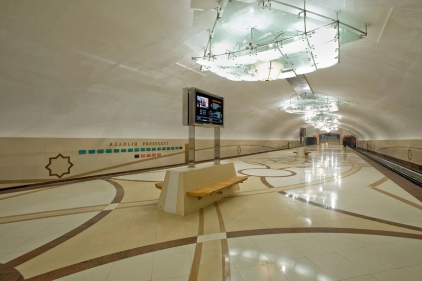 Bakı metrosunda sərnişin qatar yoluna düşüb