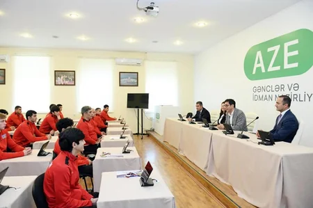 Fərid Qayıbov Avropa çempionatından qayıdan boksçularla görüşüb