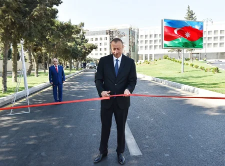 ​Prezident İlham Əliyev Bakının üç küçəsində aparılan abadlıq və yenidənqurma işlərindən sonrakı vəziyyətlə tanış olub