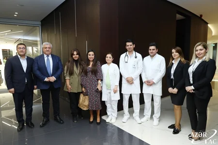 Leyla Əliyeva ixtioz, kəpənək və immundefisit xəstəliyindən əziyyət çəkən uşaqlarla görüşüb