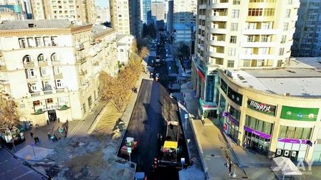 Bakının Bəsti Bağırova küçəsində asfaltlanma işləri aparılır