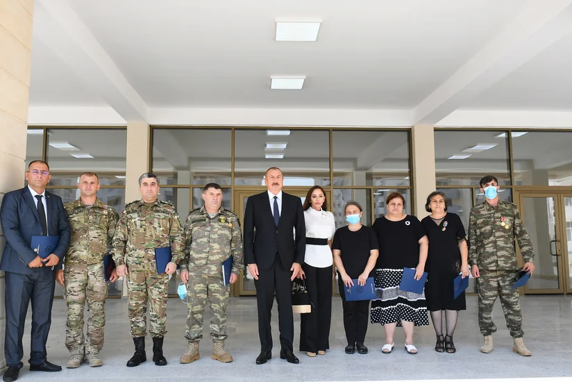 Президент и первая леди приняли участие в церемонии вручения квартир семьям шехидов и героям Отечественной войны