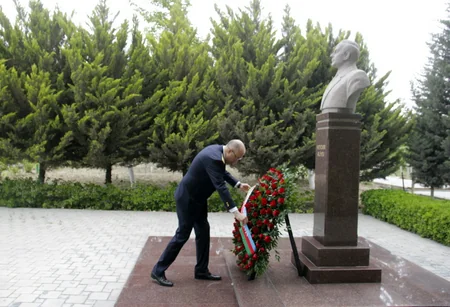 Bakı metrosunda Heydər Əliyevin xatirəsi anılıb