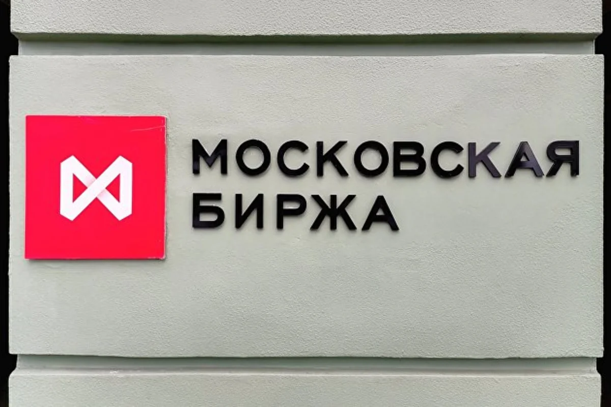 Индекс Мосбиржи упал ниже 2 800 пунктов в ходе обращения Путина