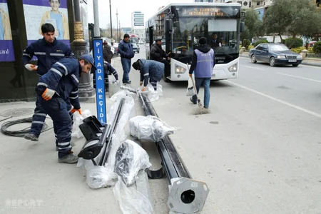 Bakıda tıxac yaradan piyada keçidlərinin qarşısında işıqfor quraşdırılır - FOTO