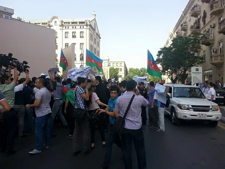​Avropa İttifaqının Bakı ofisi qarşısında etiraz aksiyası keçirilib - FOTO