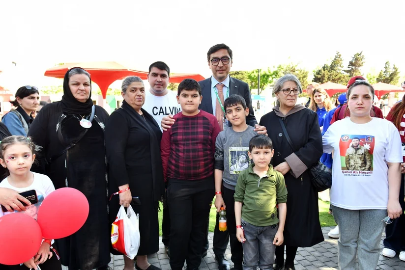 Fərid Qayıbov Formula 1i izləyən şəhid ailələri və qazilərlə görüşüb