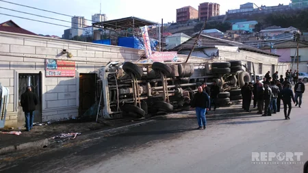 Bakıda sürücünün yatması nəticəsində betonqarışdıran maşın aşıb - FOTO